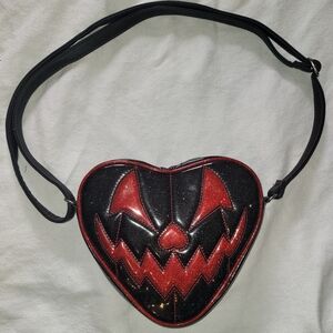 Pumpkin Kult Love, Pain And Stitches black/red Heart Shaped Crossbody Bag